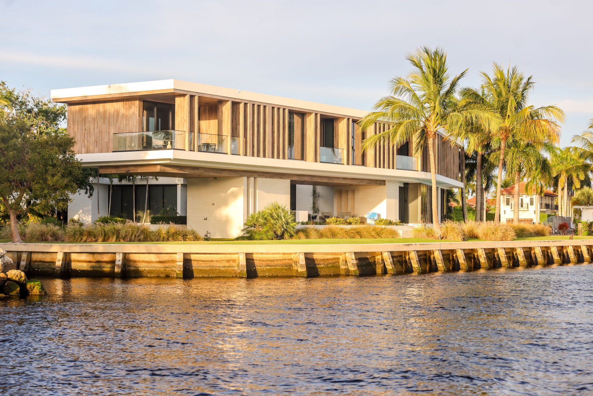 Mansions and luxury yachts along the canals of Fort Lauderdale, Florida